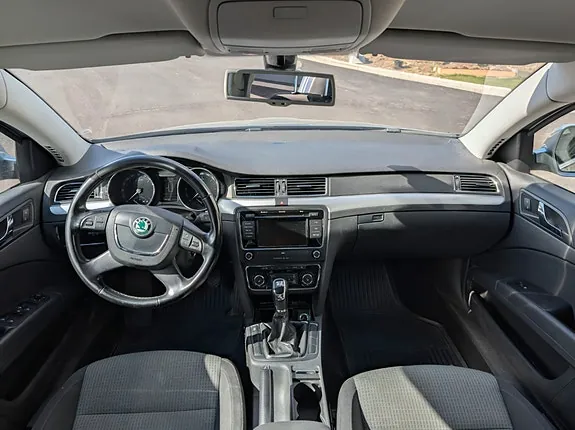 Skoda Superb 2011 photo 4