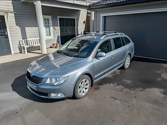 Skoda Superb 2011 photo 2