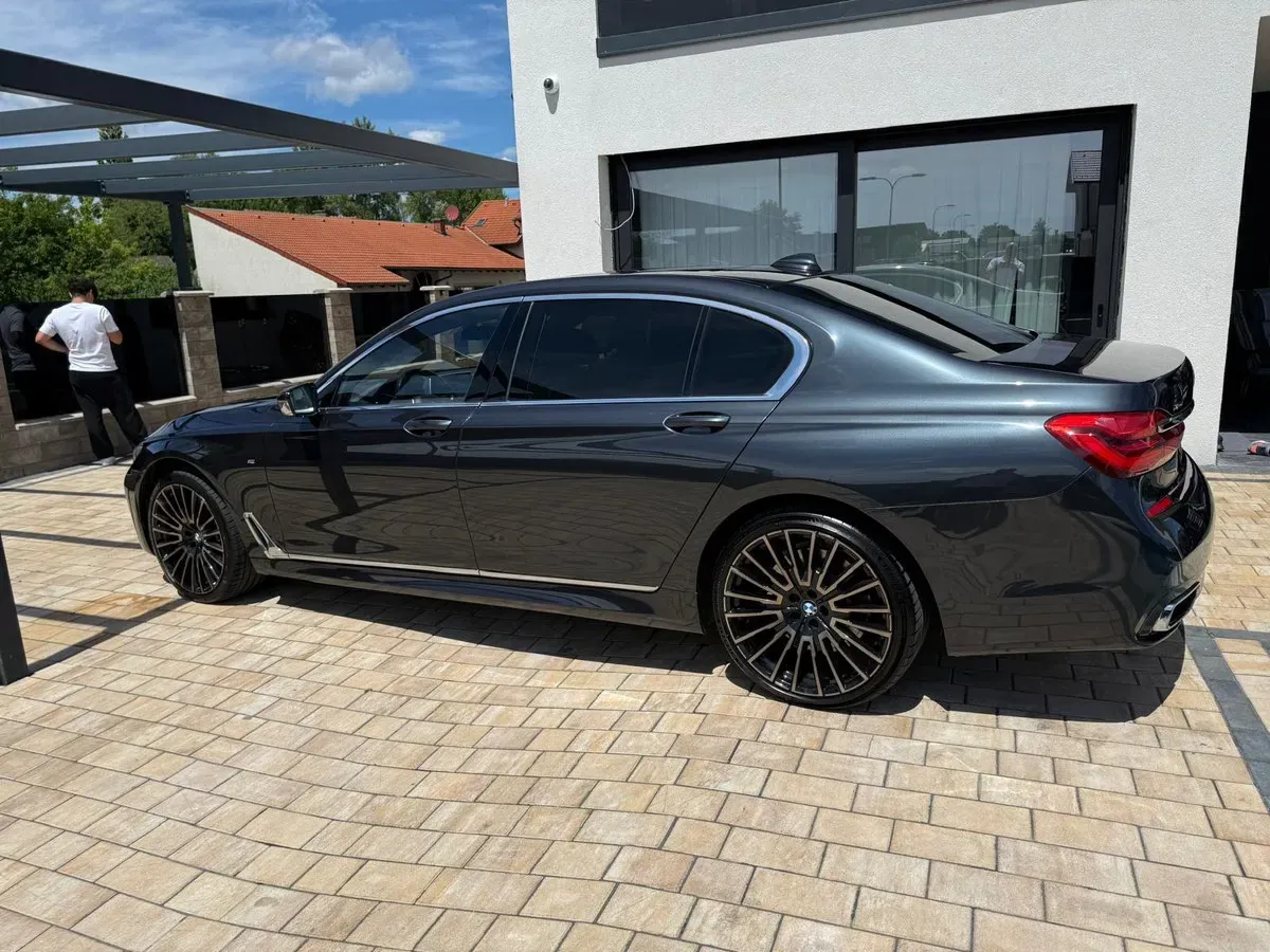 BMW 7 Series 2016 photo 2