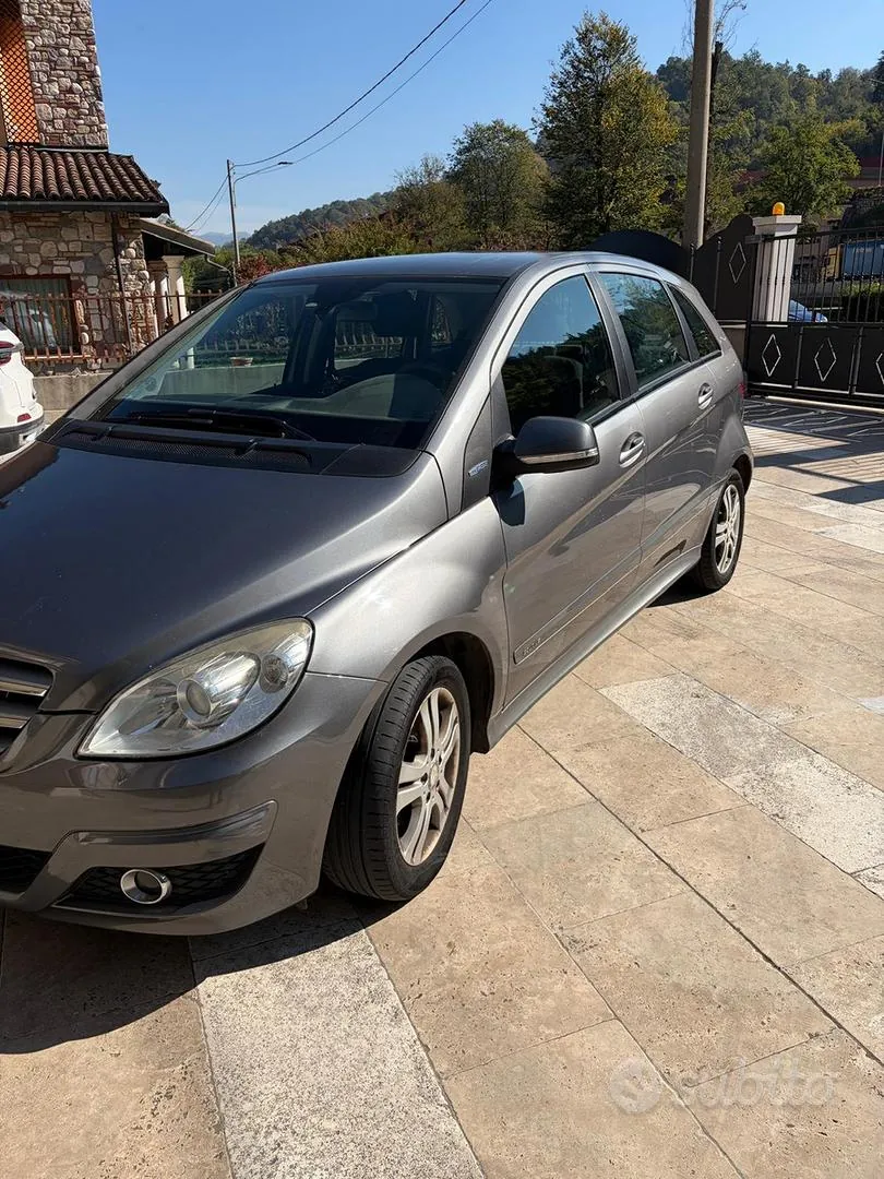 Mercedes-Benz B180 2011 photo 2