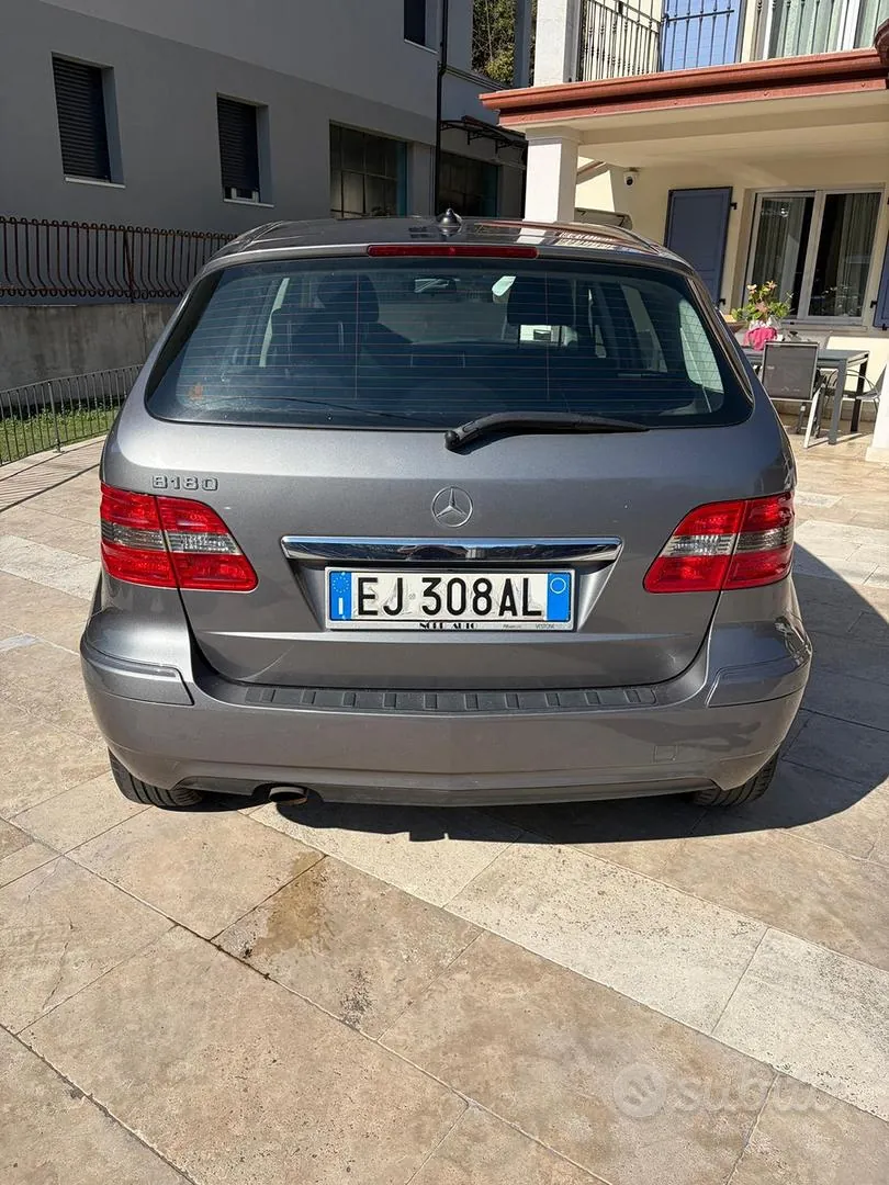 Mercedes-Benz B180 2011 photo 4