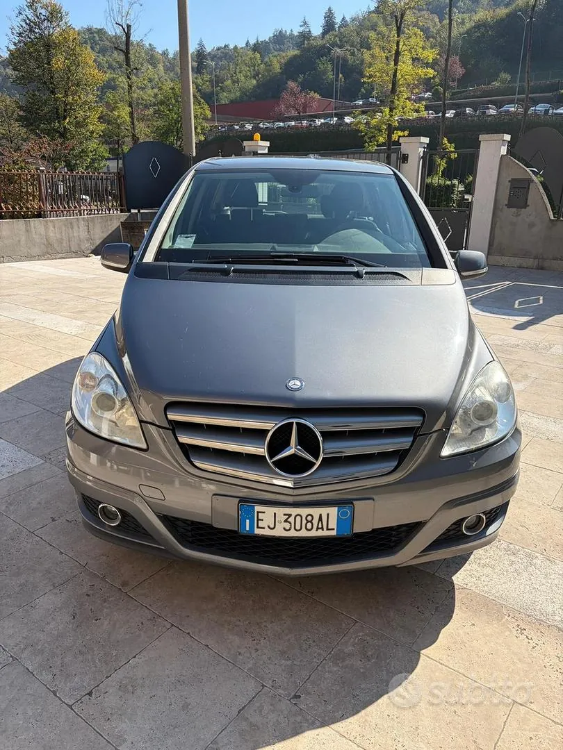 Mercedes-Benz B180