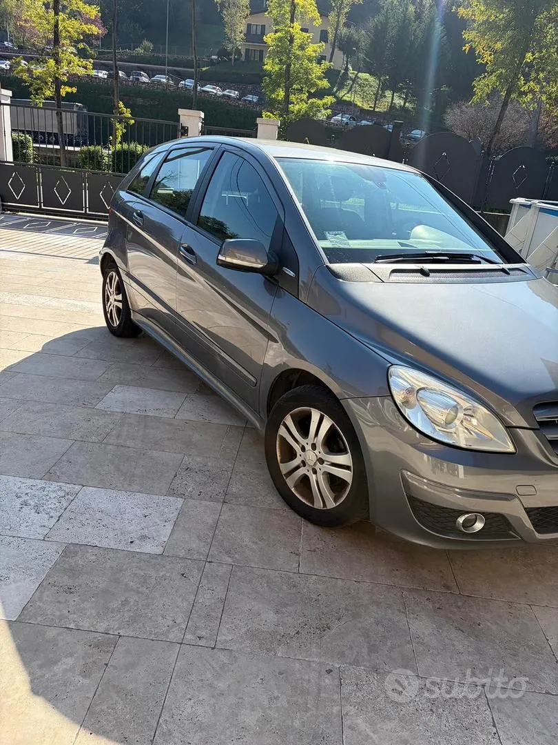 Mercedes-Benz B180 2011 photo 3