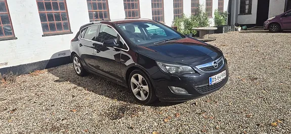 Opel Astra 2010 photo 2