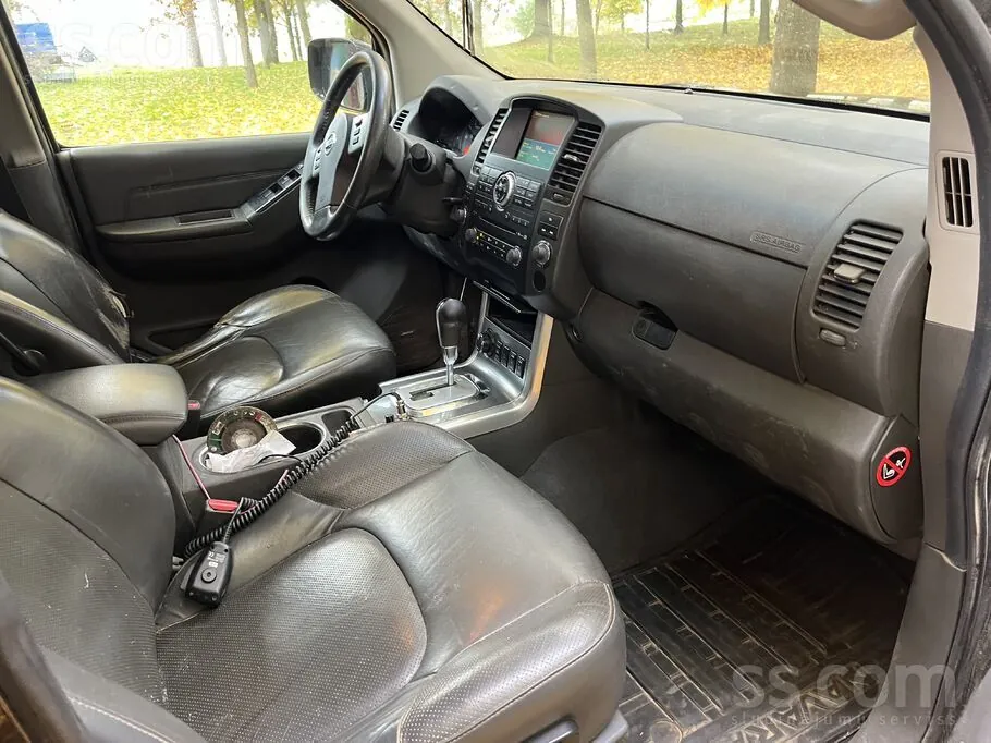 Nissan Navara 2011 photo 2