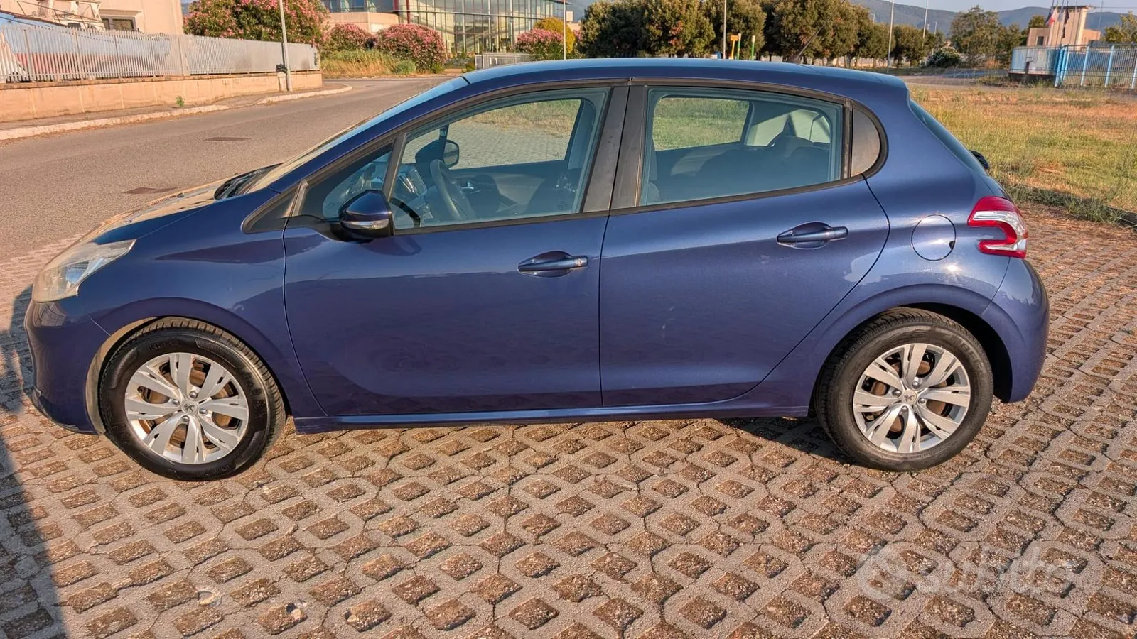Peugeot 208 2015 photo 2