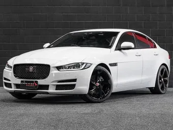 Jaguar Xe 2016 photo 2