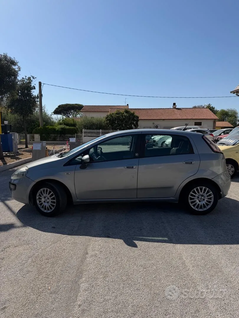 Fiat Grande Punto 2011 photo 2