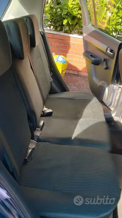 Suzuki Swift 2005 photo 2