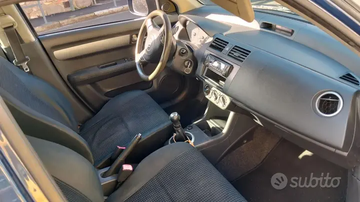 Suzuki Swift 2005 photo 3