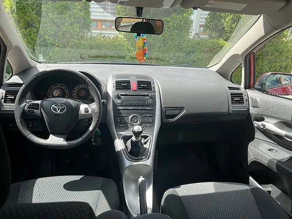 Toyota Auris 2011 photo 2
