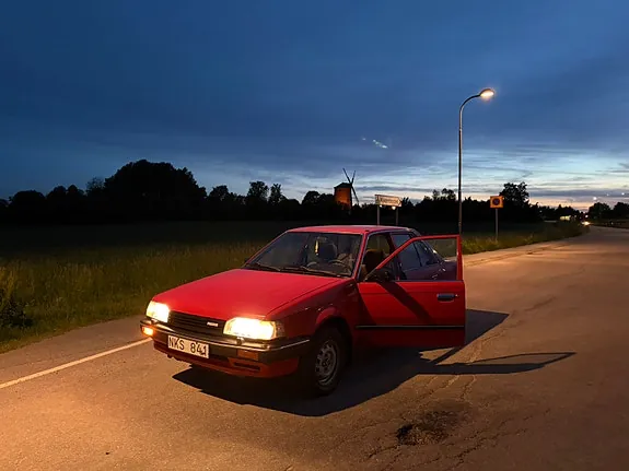 Mazda 323 1988 photo 2