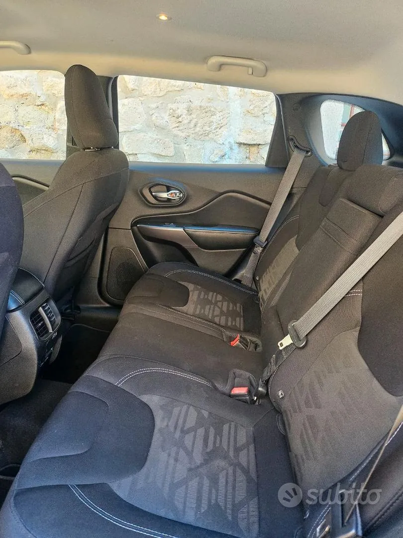 Jeep Cherokee 2019 photo 3