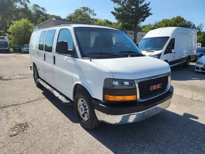 GMC Savana 2500 2017 photo 2