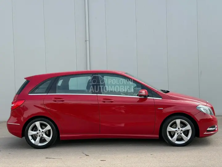 Mercedes-Benz B 180 2013 photo 4