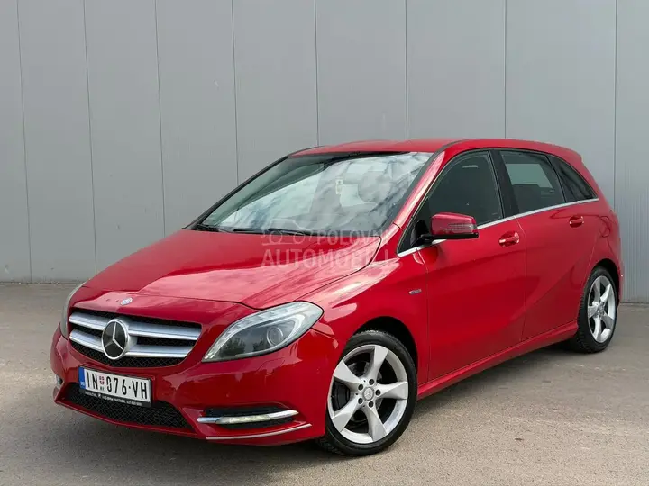Mercedes-Benz B 180