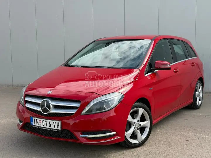 Mercedes-Benz B 180 2013 photo 2