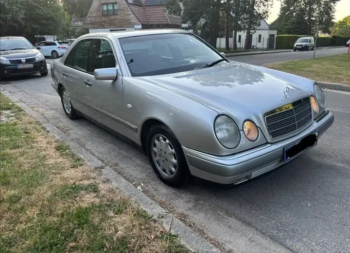 Mercedes-Benz E230