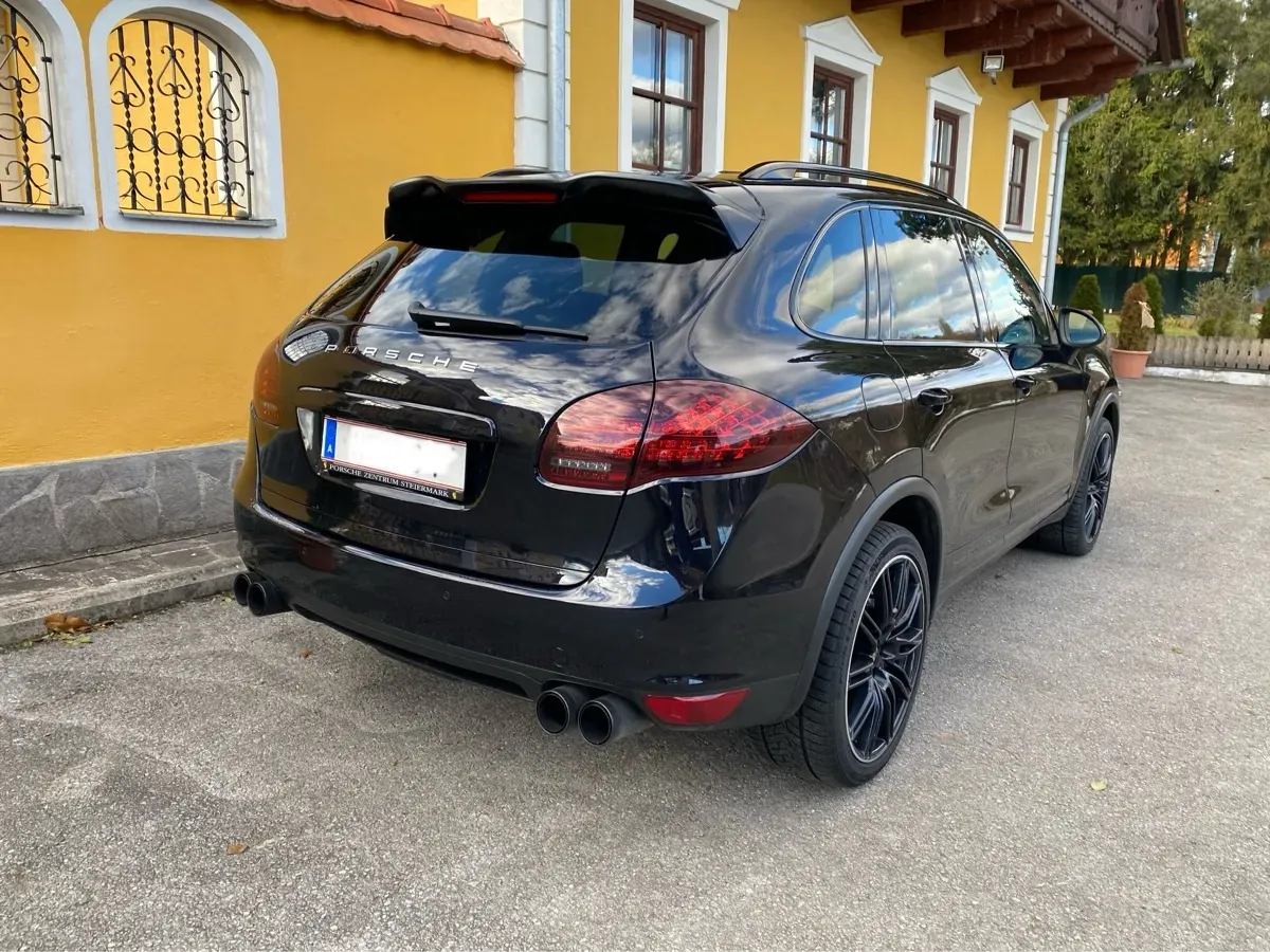 Porsche Cayenne 2012 photo 2