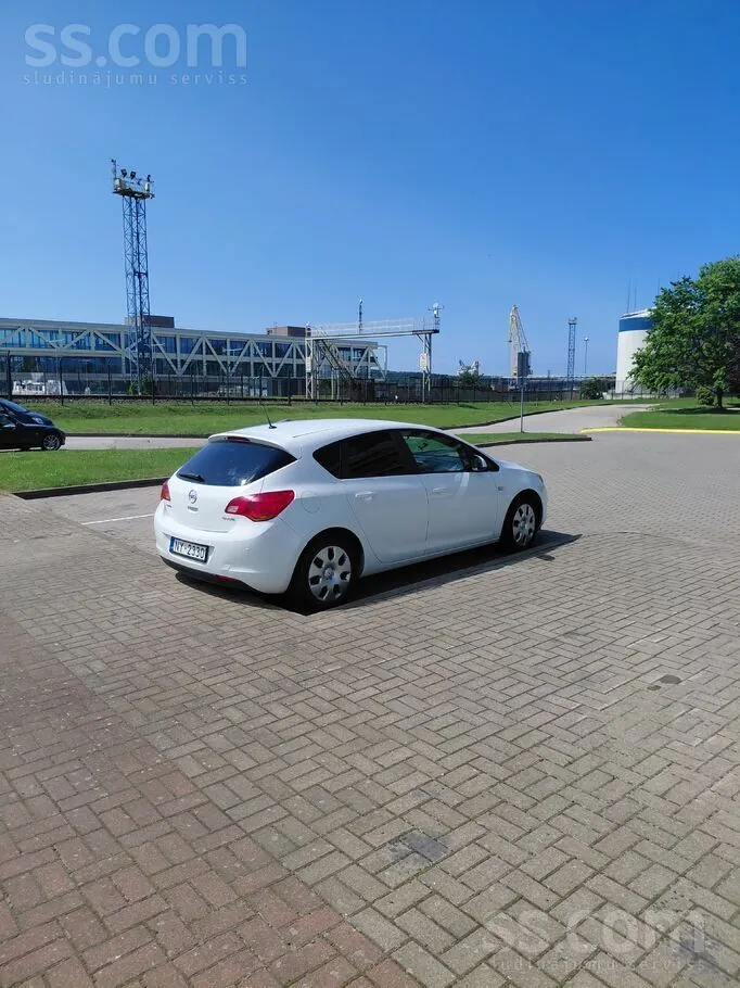 Opel Astra 2012 photo 2