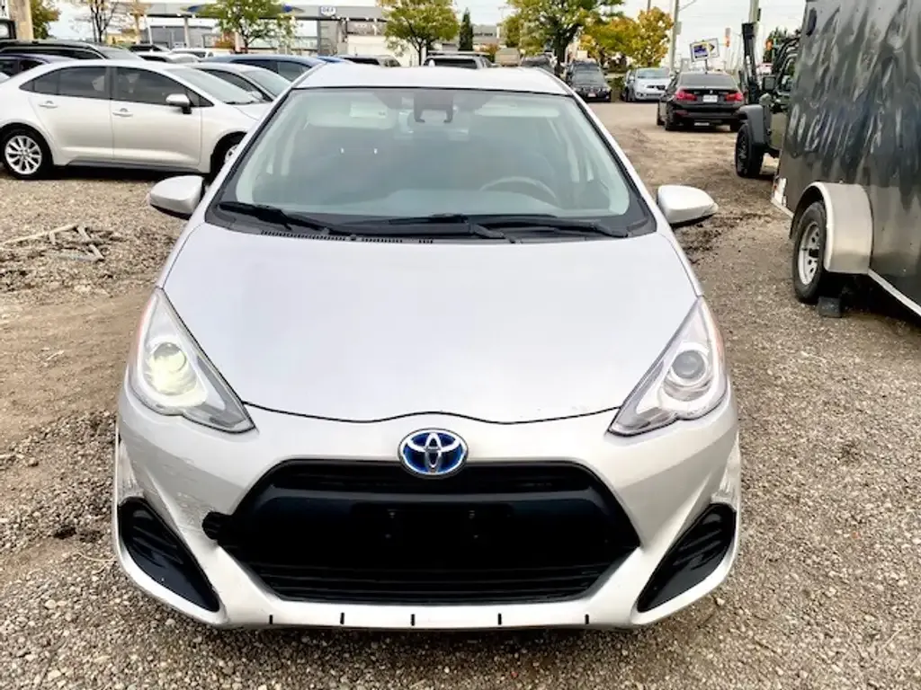 Toyota Prius C 2017 photo 2
