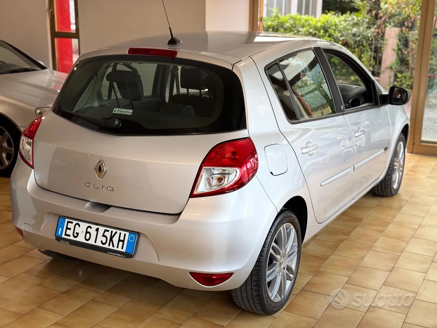 Renault Clio 2011 photo 2