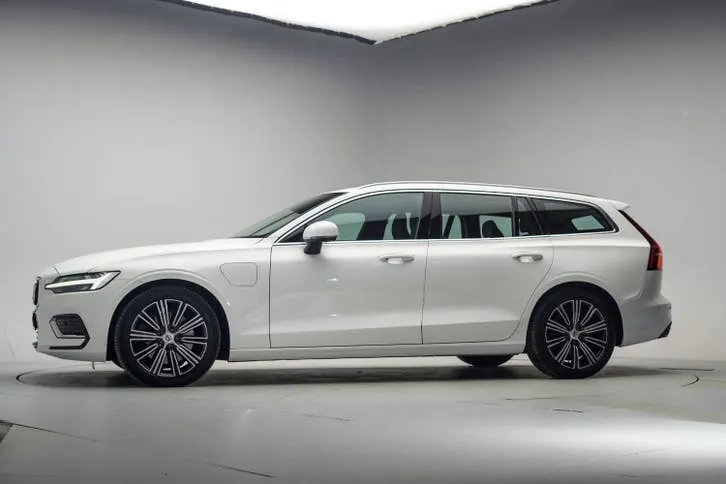 Volvo V60 2021 photo 2