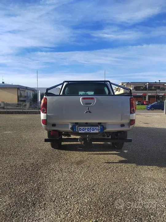 Mitsubishi L200 2006 photo 2