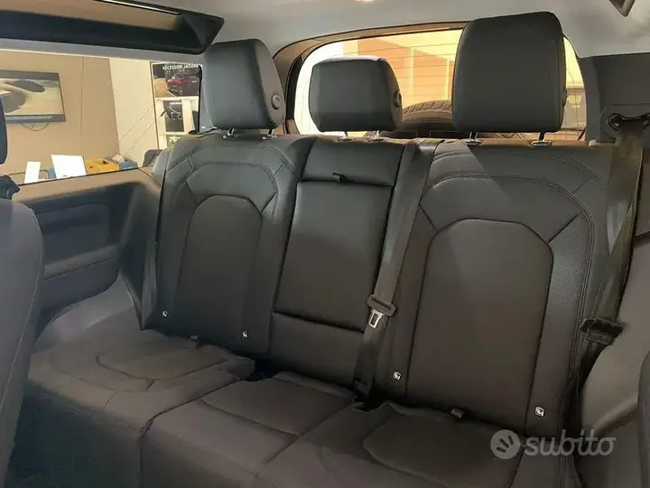 Land Rover Defender 2025 photo 4