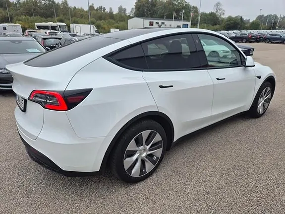 Tesla Model Y 2023 photo 4