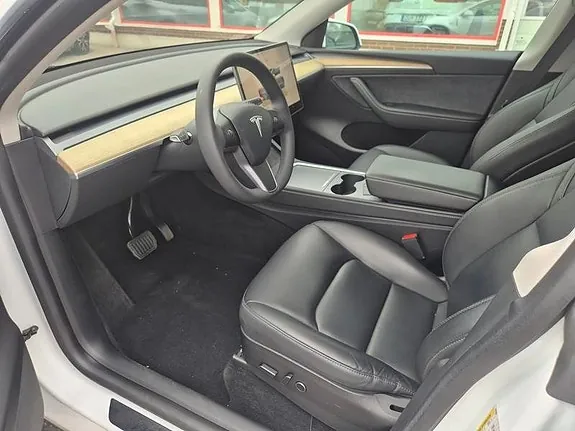 Tesla Model Y 2023 photo 2