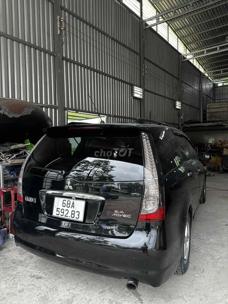 Mitsubishi Grandis 2005 photo 2