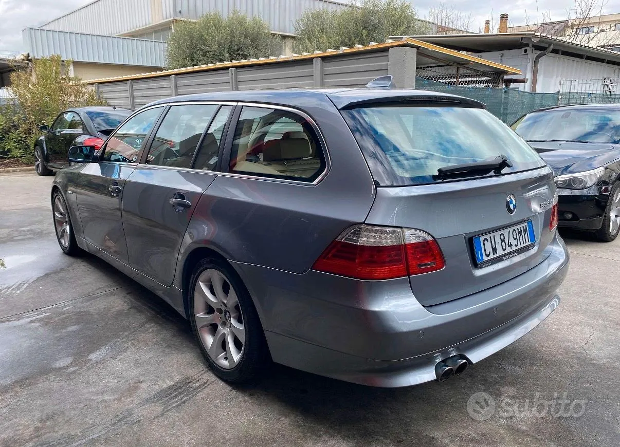 BMW 5 Series Touring 2005 photo 2