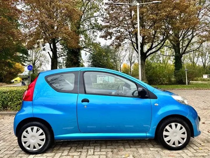 Peugeot 107 2008 photo 2