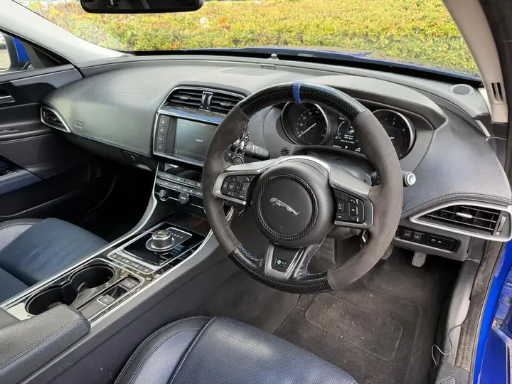 Jaguar Xe 2017 photo 3