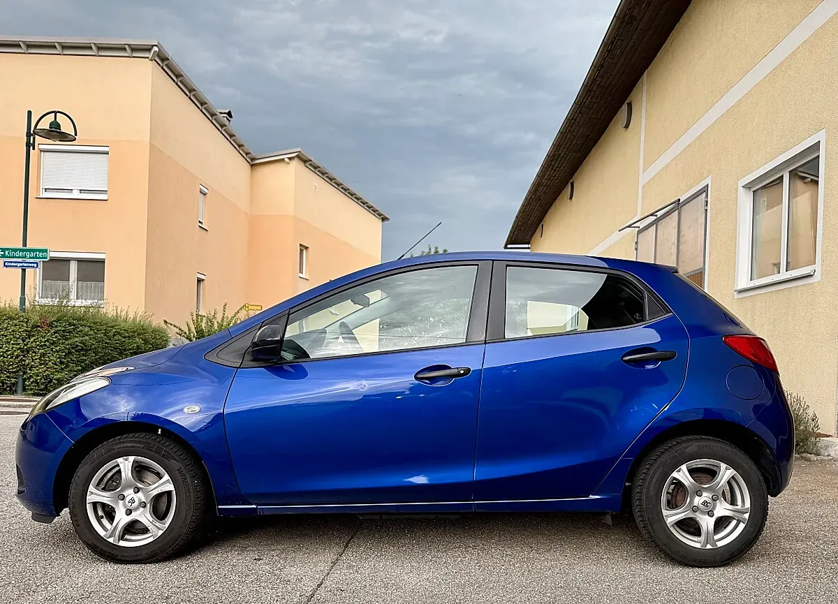 Mazda Mazda2 2009 photo 3