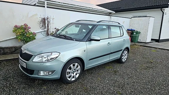 Skoda Fabia 2011 photo 2
