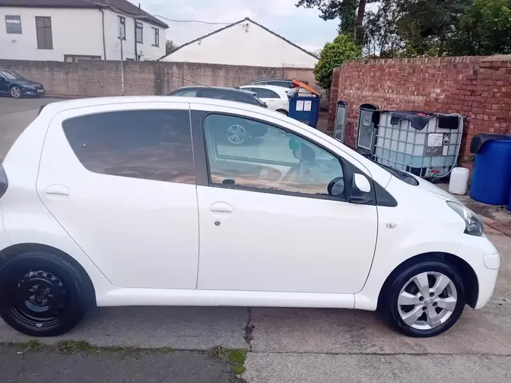 Toyota Aygo 2011 photo 2