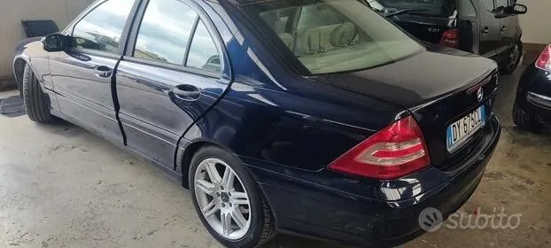 Mercedes-Benz C 220 2004 photo 2