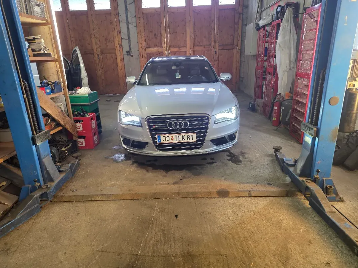 Audi A8 2011 photo 2