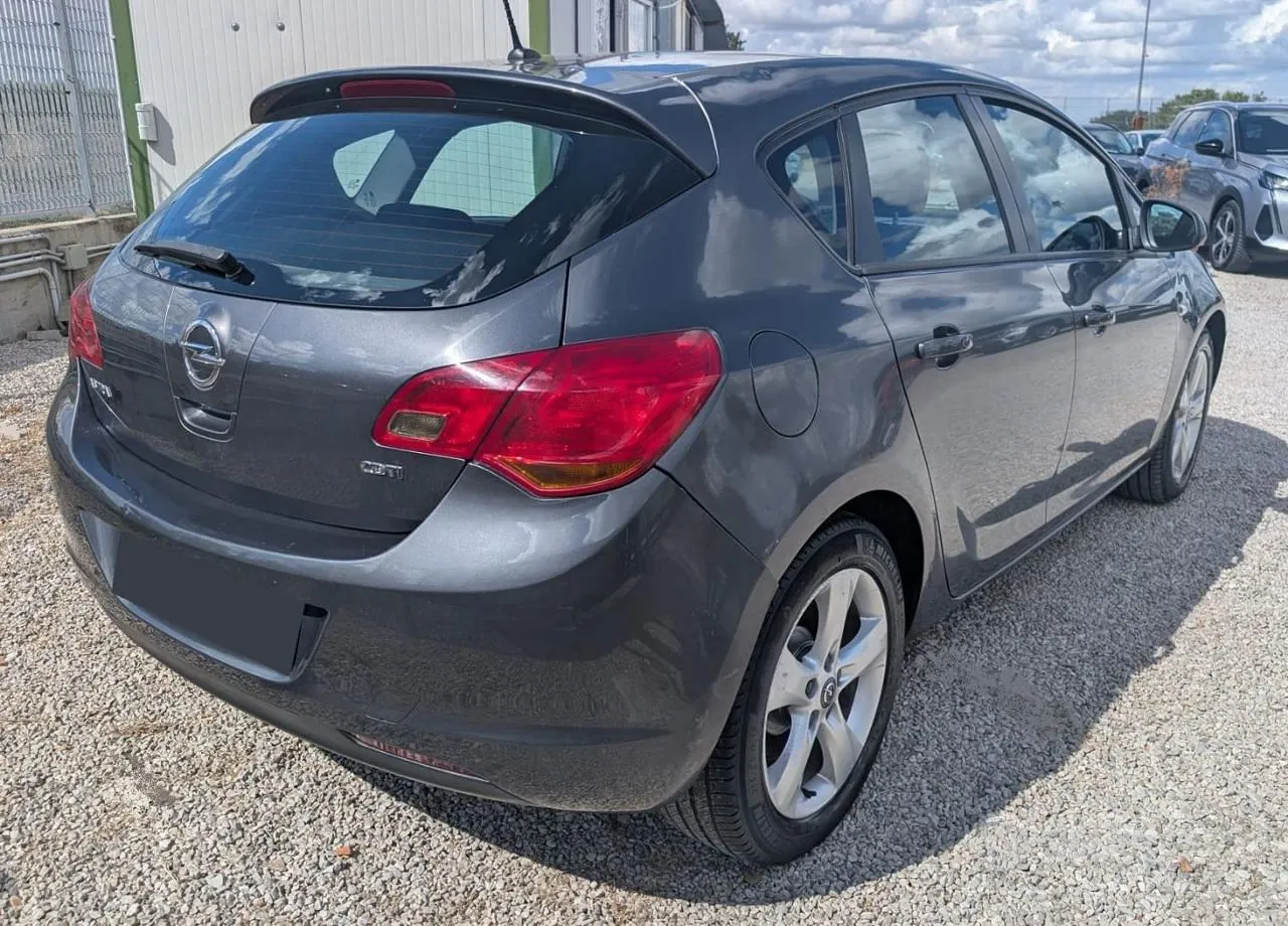 Opel Astra 2010 photo 4