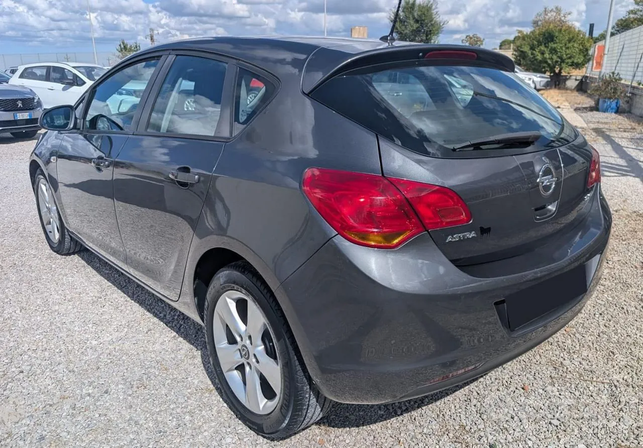 Opel Astra 2010 photo 3