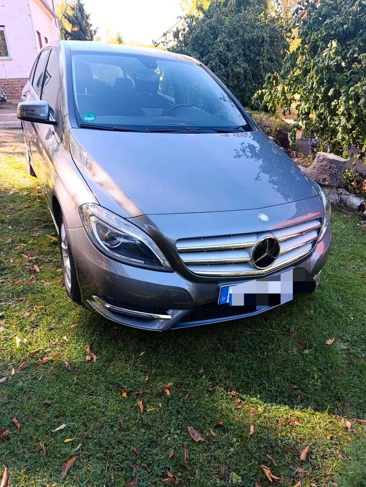 Mercedes-Benz B 180