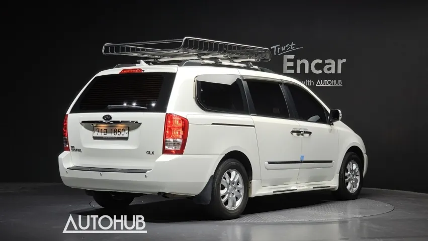 Kia Carnival 2011 photo 2