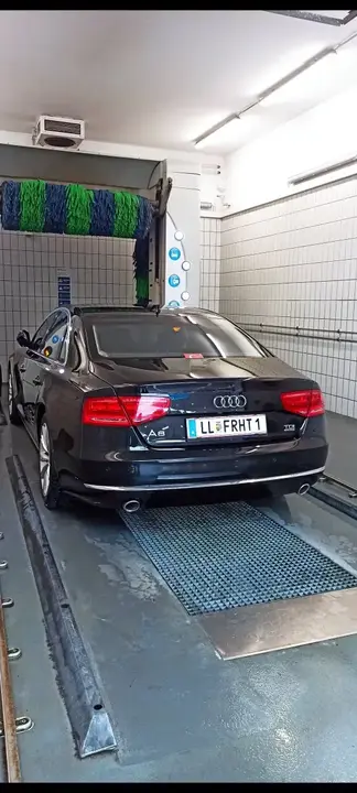 Audi A8 2012 photo 2