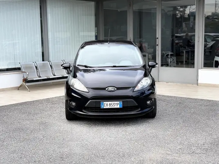 Ford Fiesta 2011 photo 2