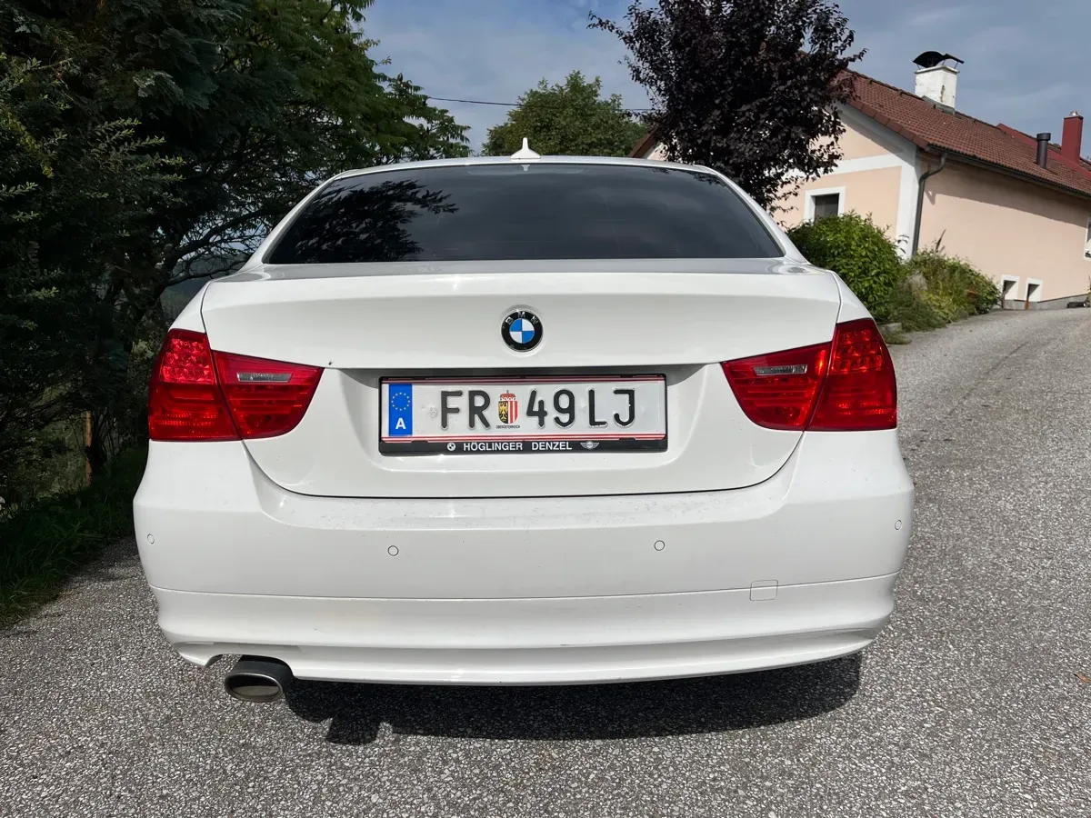 BMW 3 Series 2009 photo 2