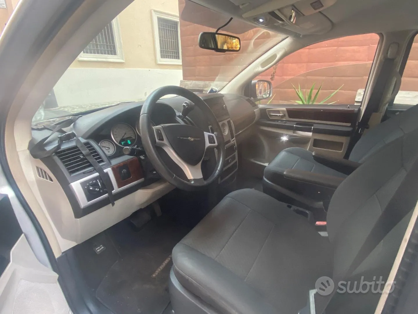 Chrysler Voyager 2010 photo 5