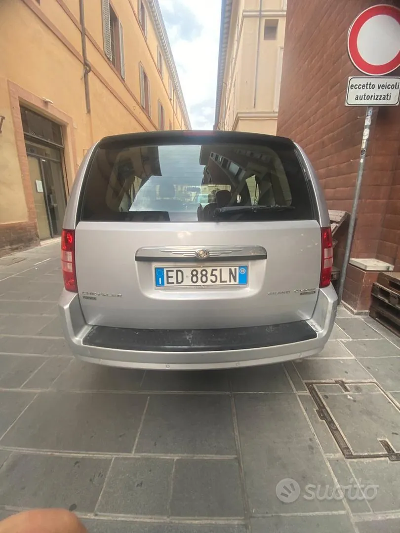 Chrysler Voyager 2010 photo 2
