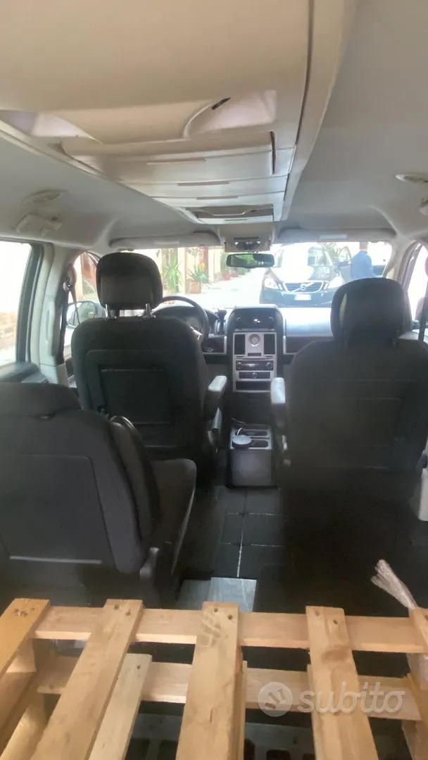 Chrysler Voyager 2010 photo 4